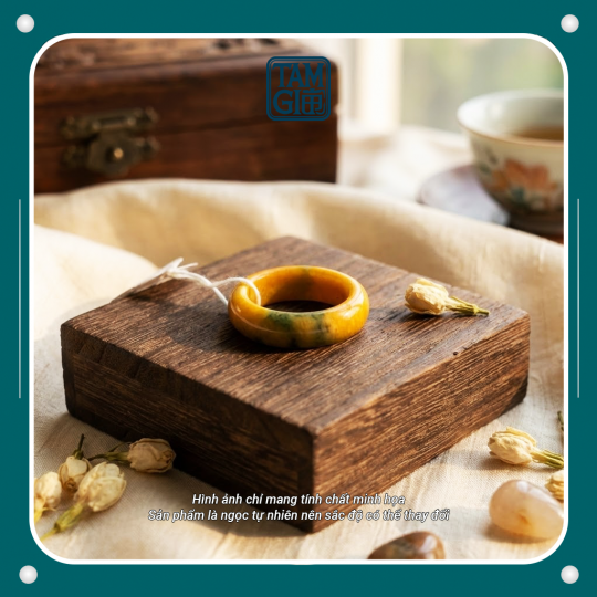 Nhẫn Hoàng Phỉ Chấm Xanh Táo – Vật Phẩm Ngọc Quý, Cân Bằng Tài Lộc & Sinh Khí