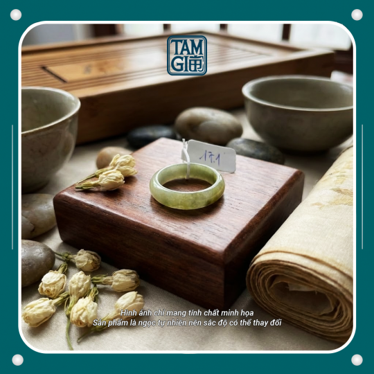 Nhẫn Bạch Ngọc Phớt Xanh Chấm Hoàng Phỉ – Vật Phẩm Ngọc Quý, Cân Bằng Năng Lượng & Hộ Mệnh Toàn Diện